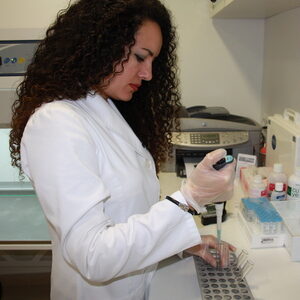 Marta Abad en laboratorio